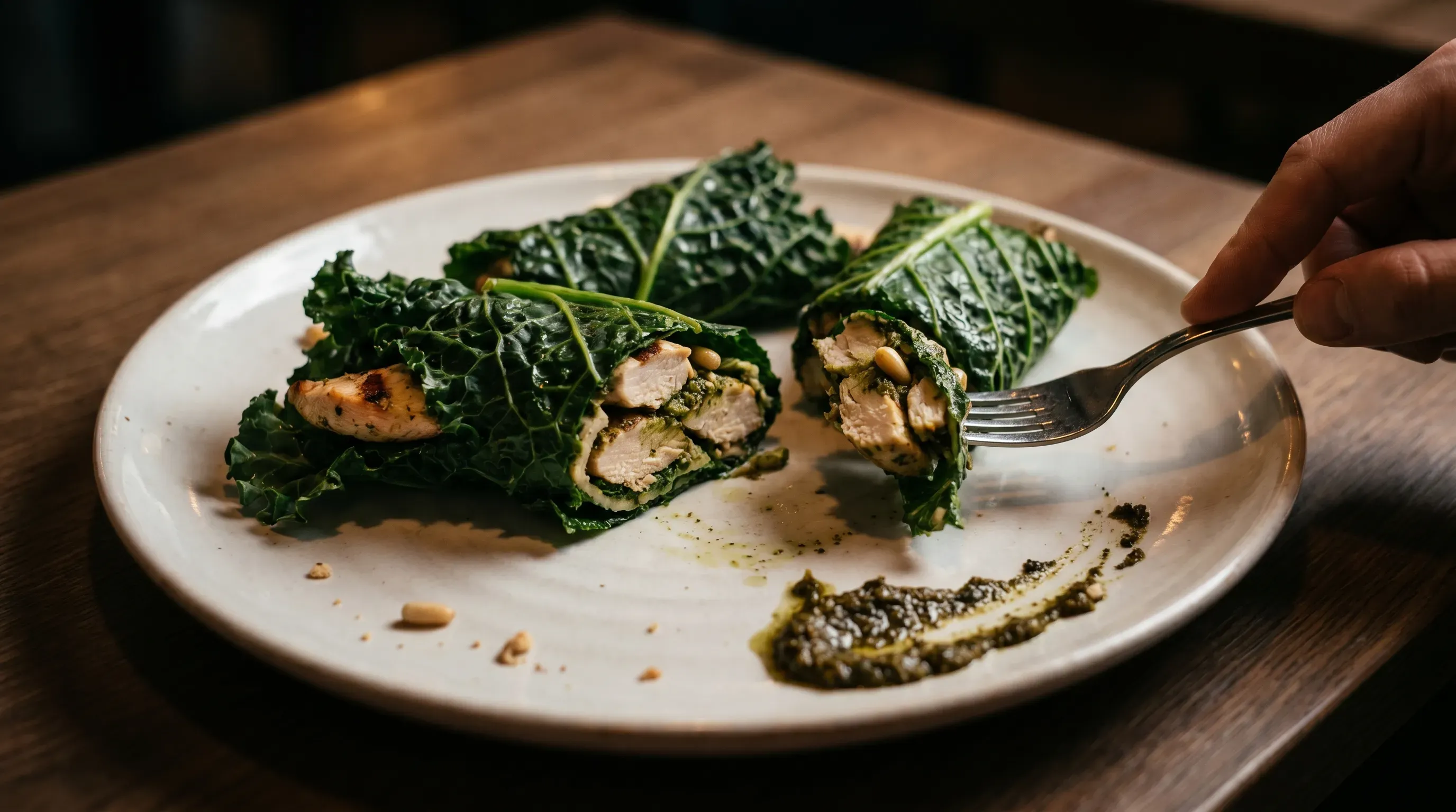Blattkohl-Wraps mit Hähnchen und Pesto