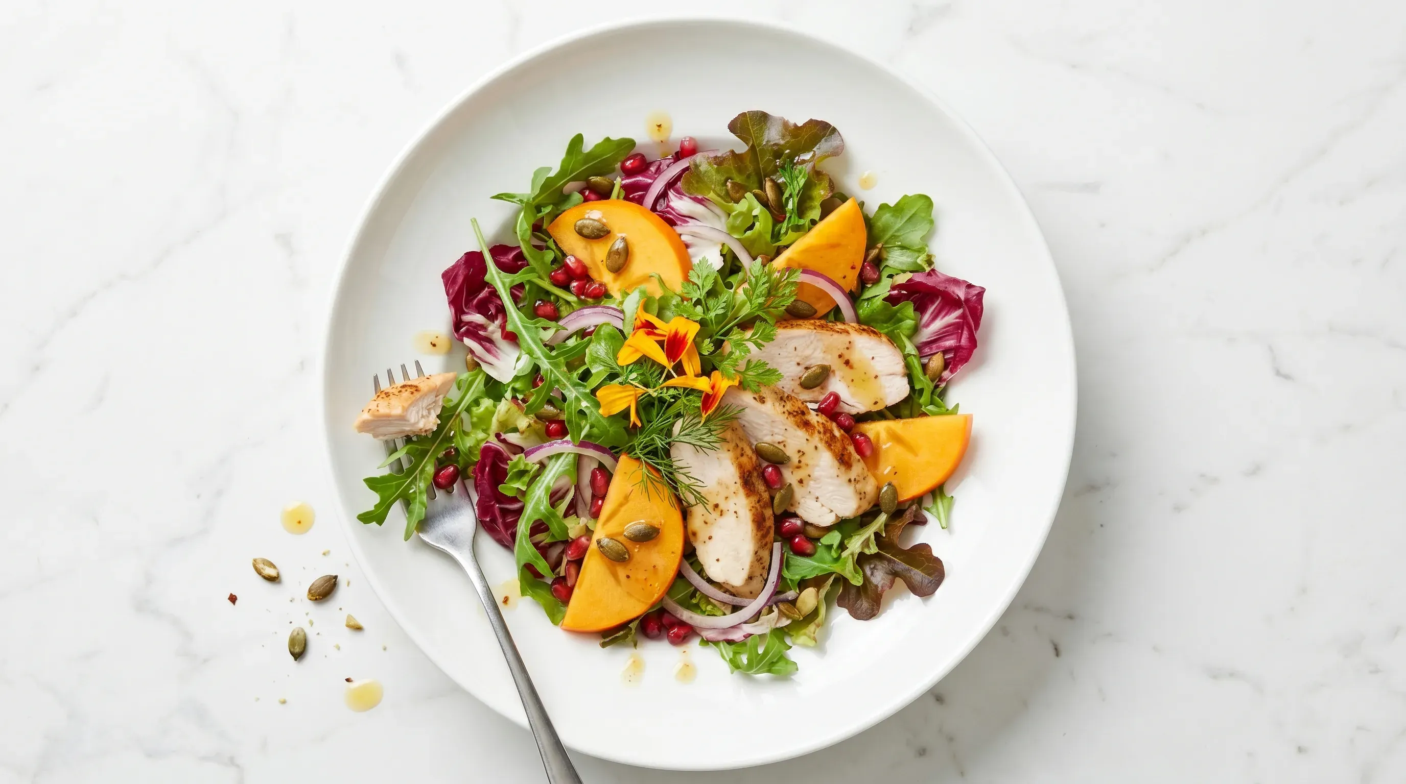 Blattsalat mit Hähnchenbrust und Kaki