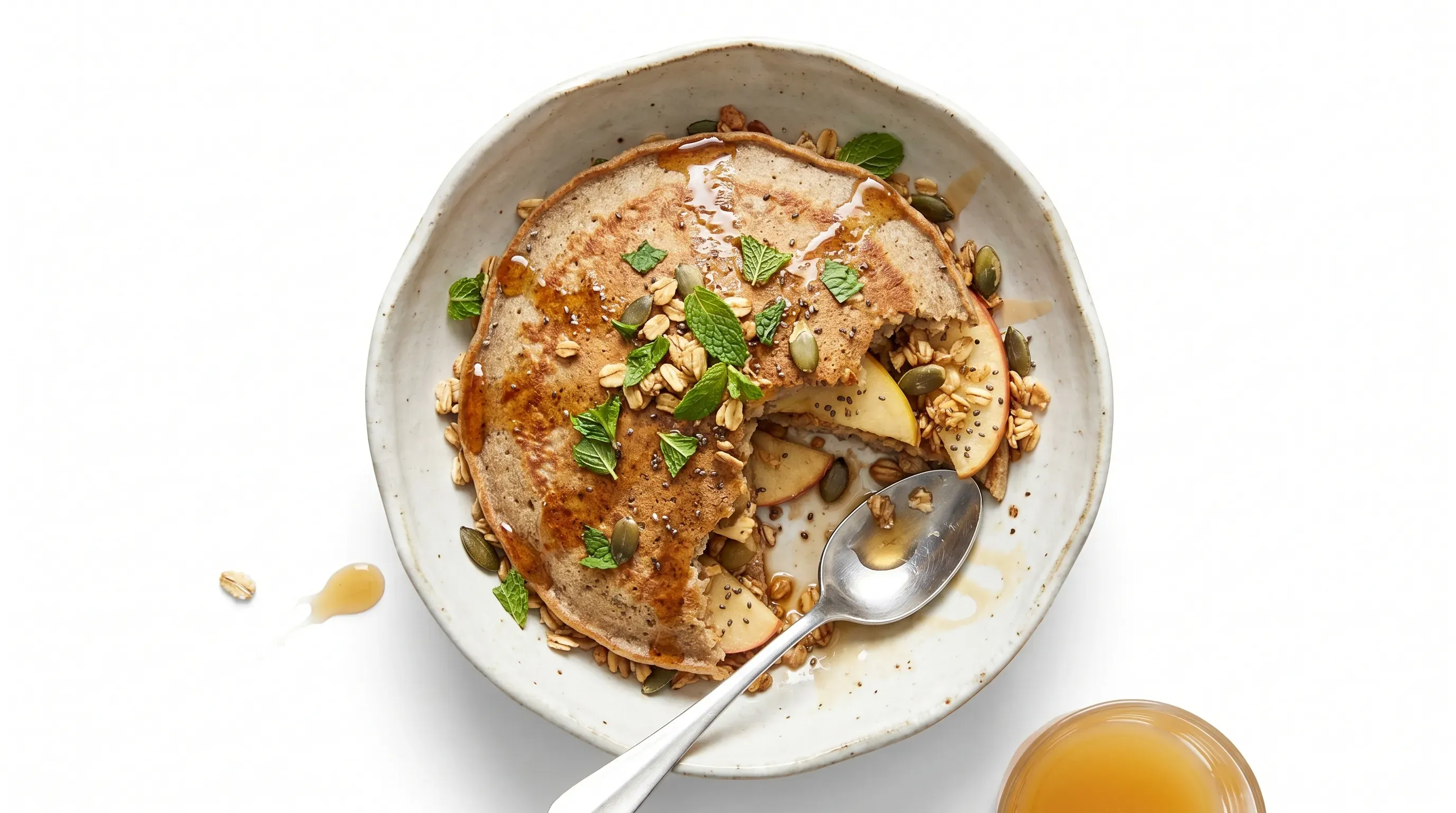 Buchweizen-Pfannkuchen mit Apfel und Ahornsirup