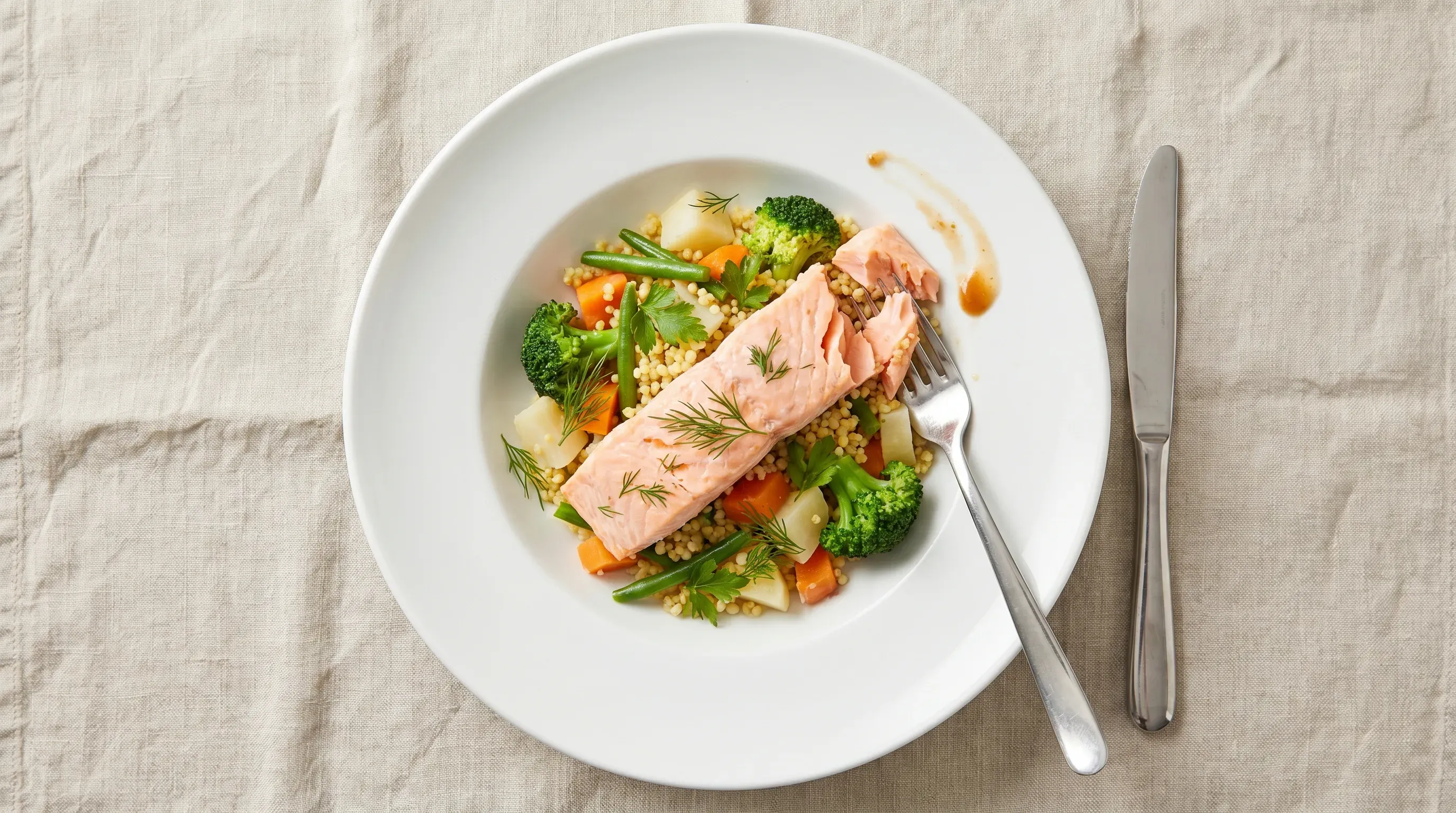 Gedünstetes Gemüse mit Hirse und Lachs