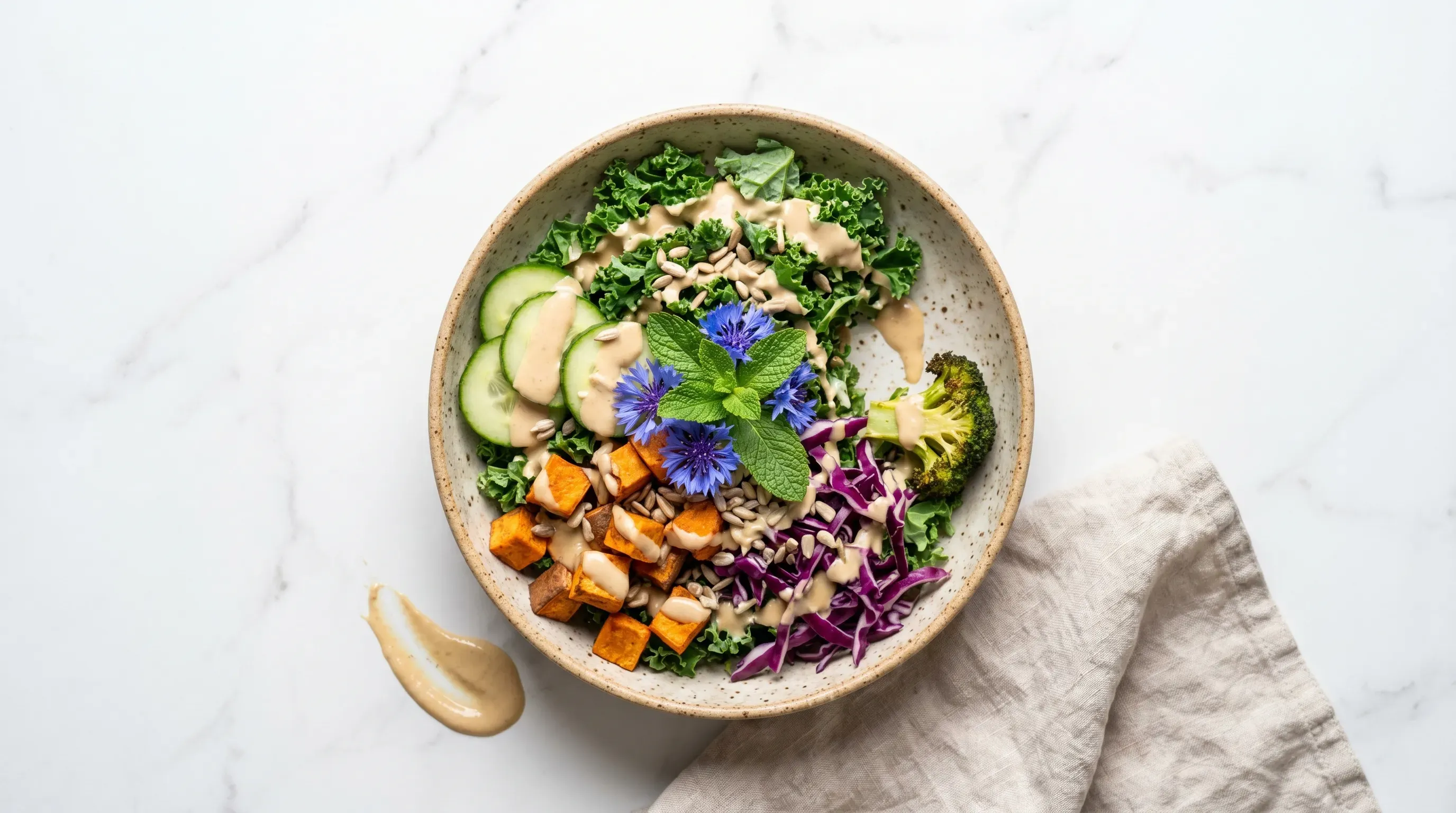 Green Bowl mit Tahini-Erdnuss-Sauce