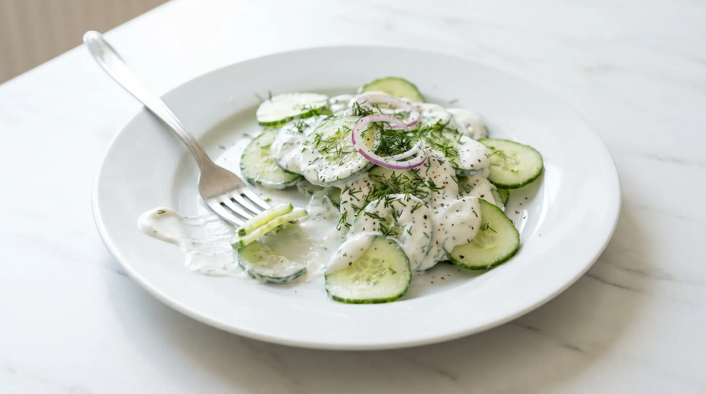 Gurkensalat mit Dill und Joghurtdressing