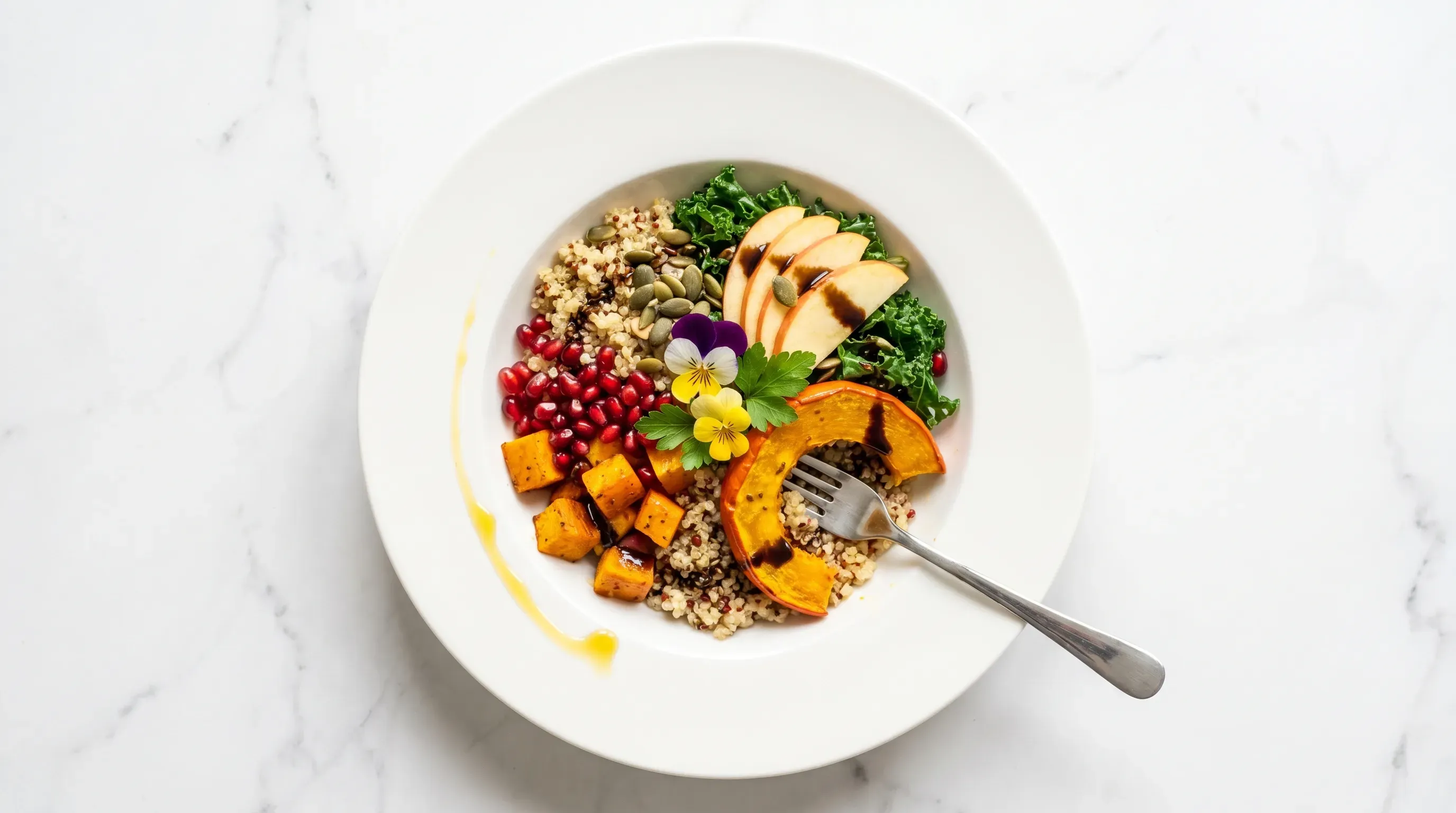 Herbstlich-fruchtige Quinoa-Bowl mit Kürbiskernöl