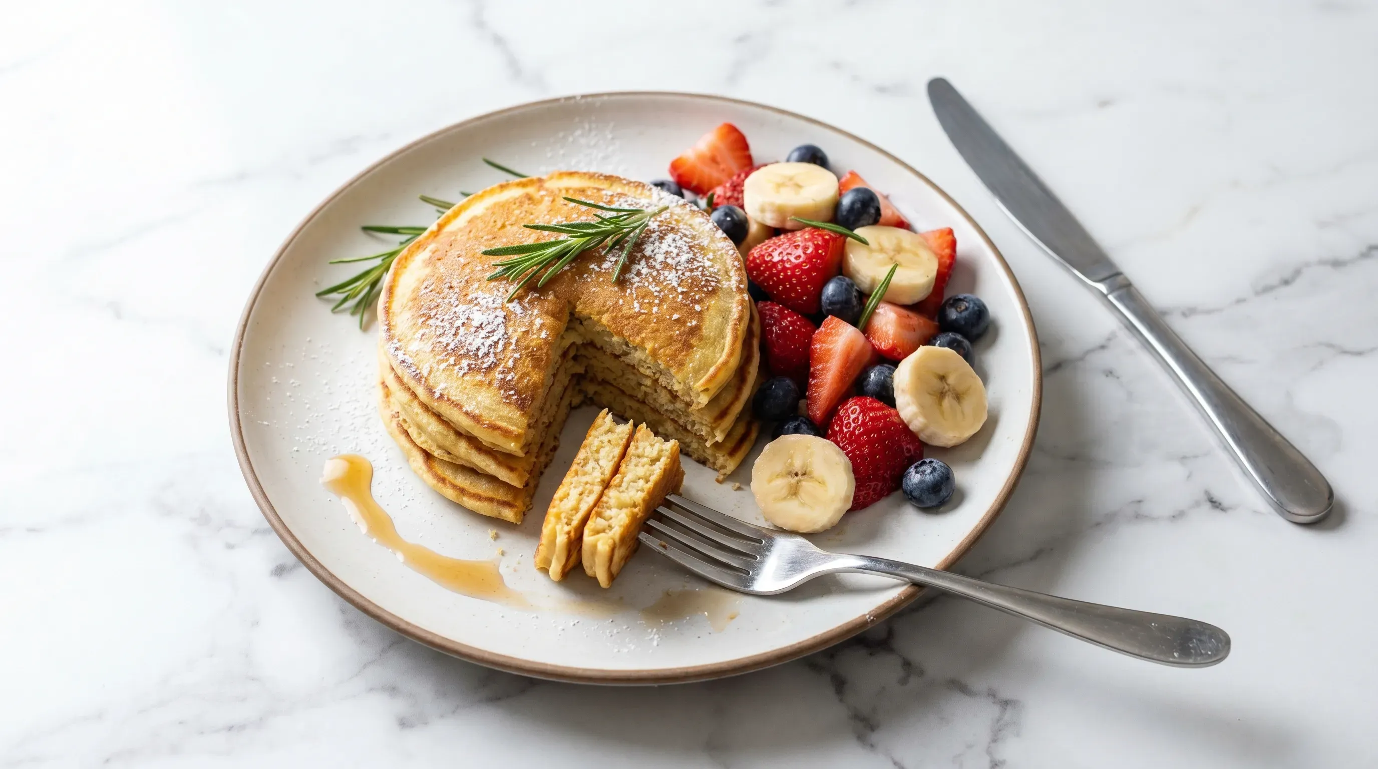 Quinoa-Pancakes mit Rosmarin-Vanille-Obstsalat