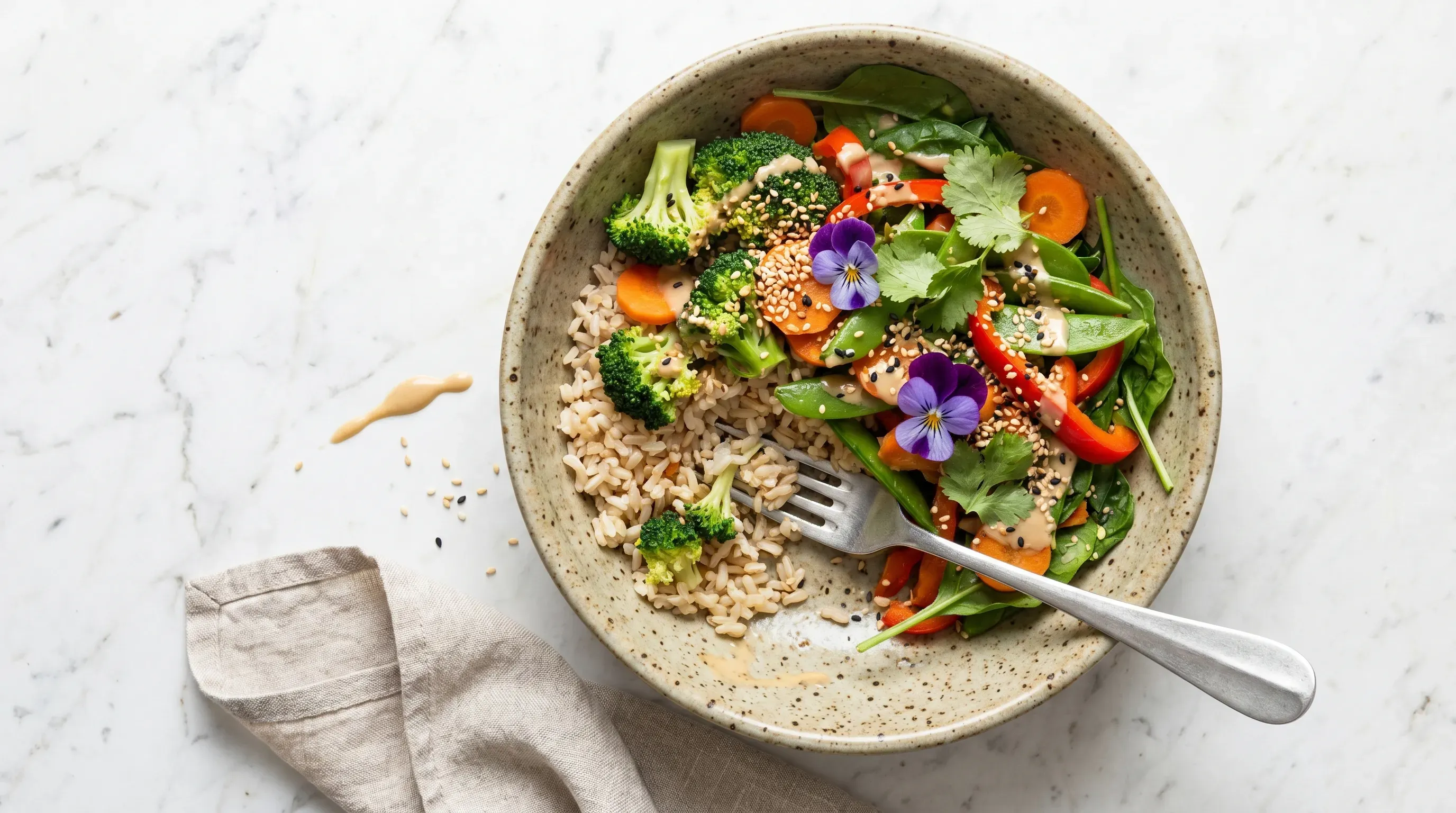 Reis-Bowl mit gedünstetem Gemüse und Sesam