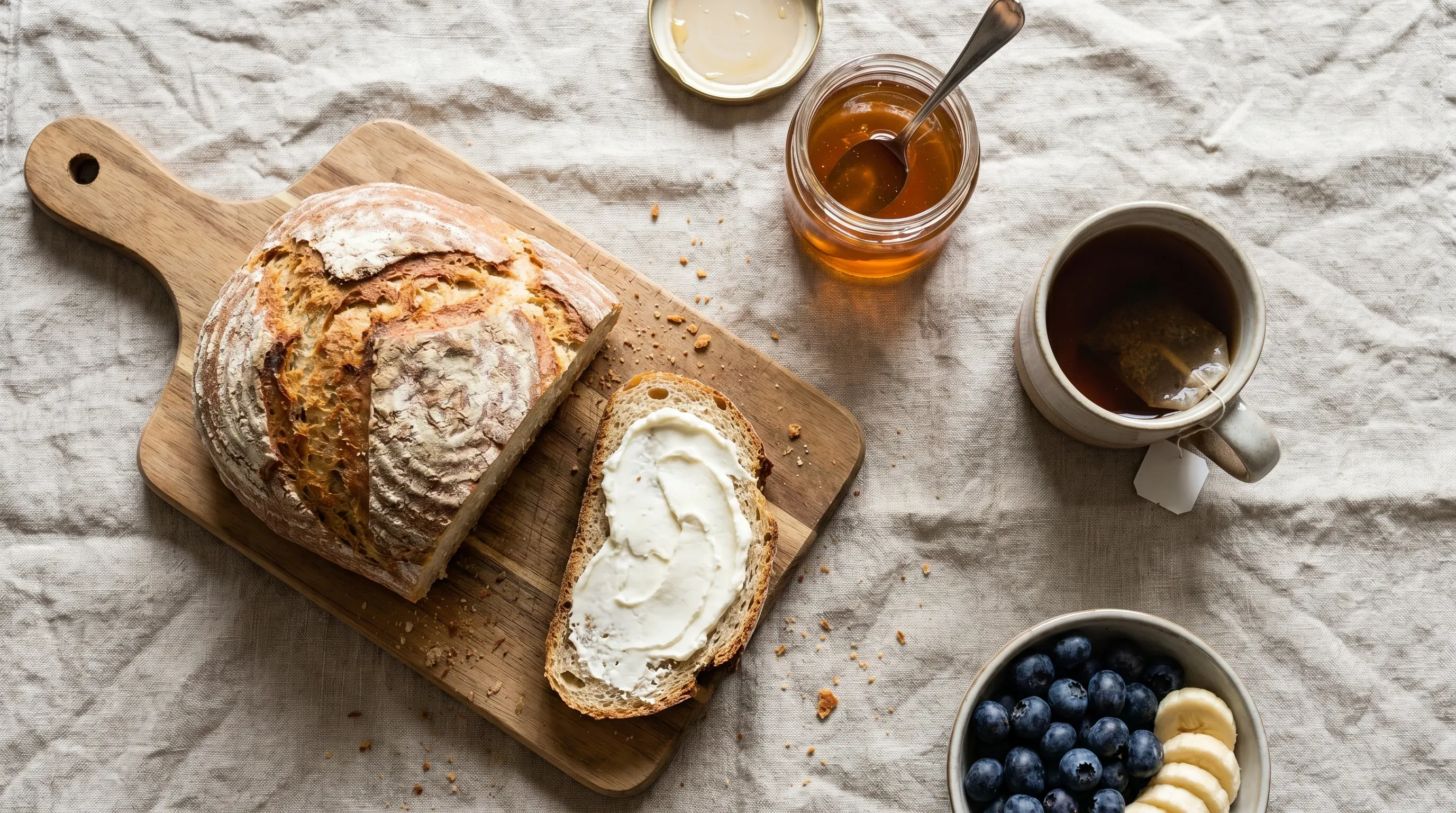 Selbstgebackenes Quarkbrot mit mildem Frischkäse