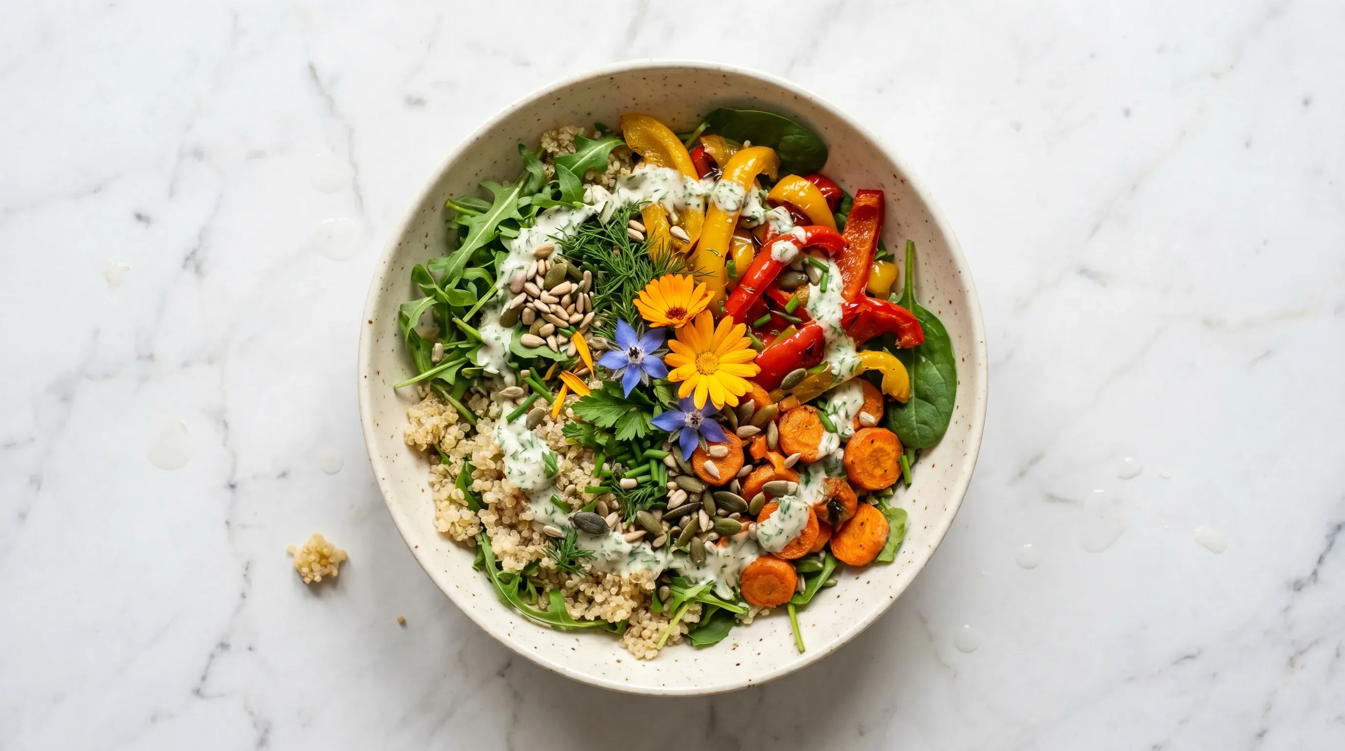 Sommerliche Paprika-Karotten-Kräuter-Quinoa-Bowl